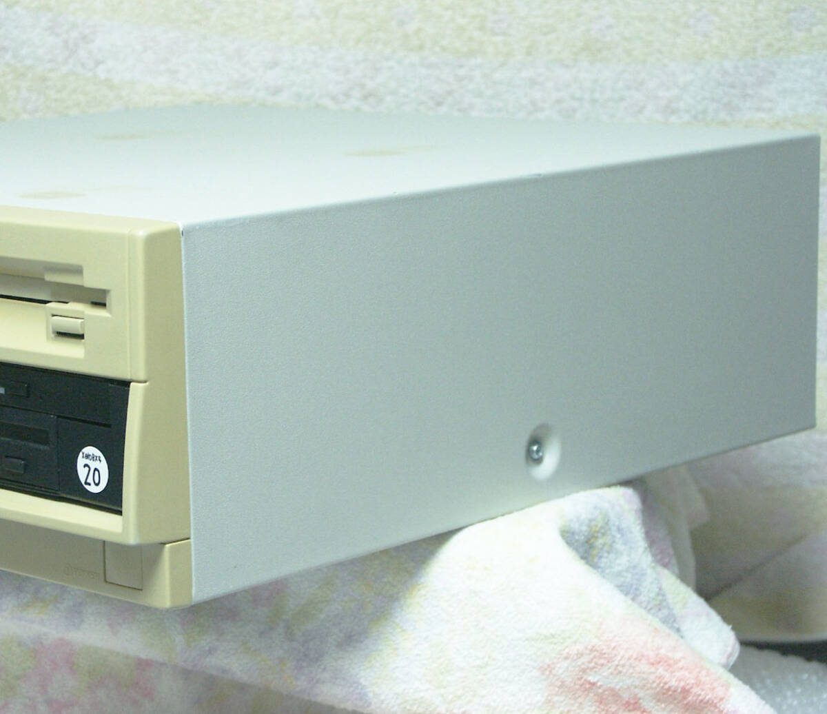 【完全整備品】 PC-9821Xe10 - BX4相当 ( AmDX2 / 16MB / 543MB / FDD-3.5x2 / 1MB外付FDD-IF / SCSI ) ソリッドコンデンサ - 20_製品外観２(現品の写真です)