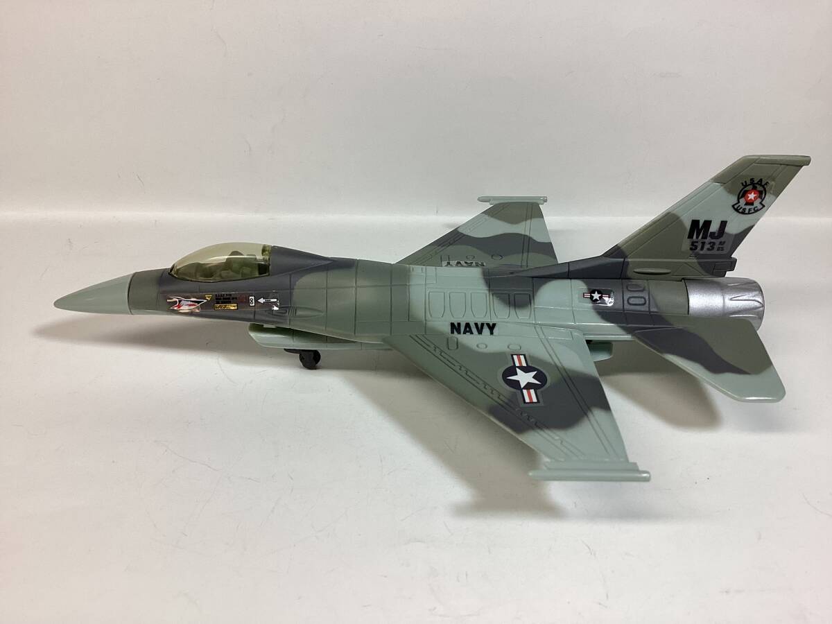 ニューレイ 1／72 F-16 ファルコン 彩色済み完成品 前後脚開閉可動 ゼンマイで動くムービング台座付きの画像4