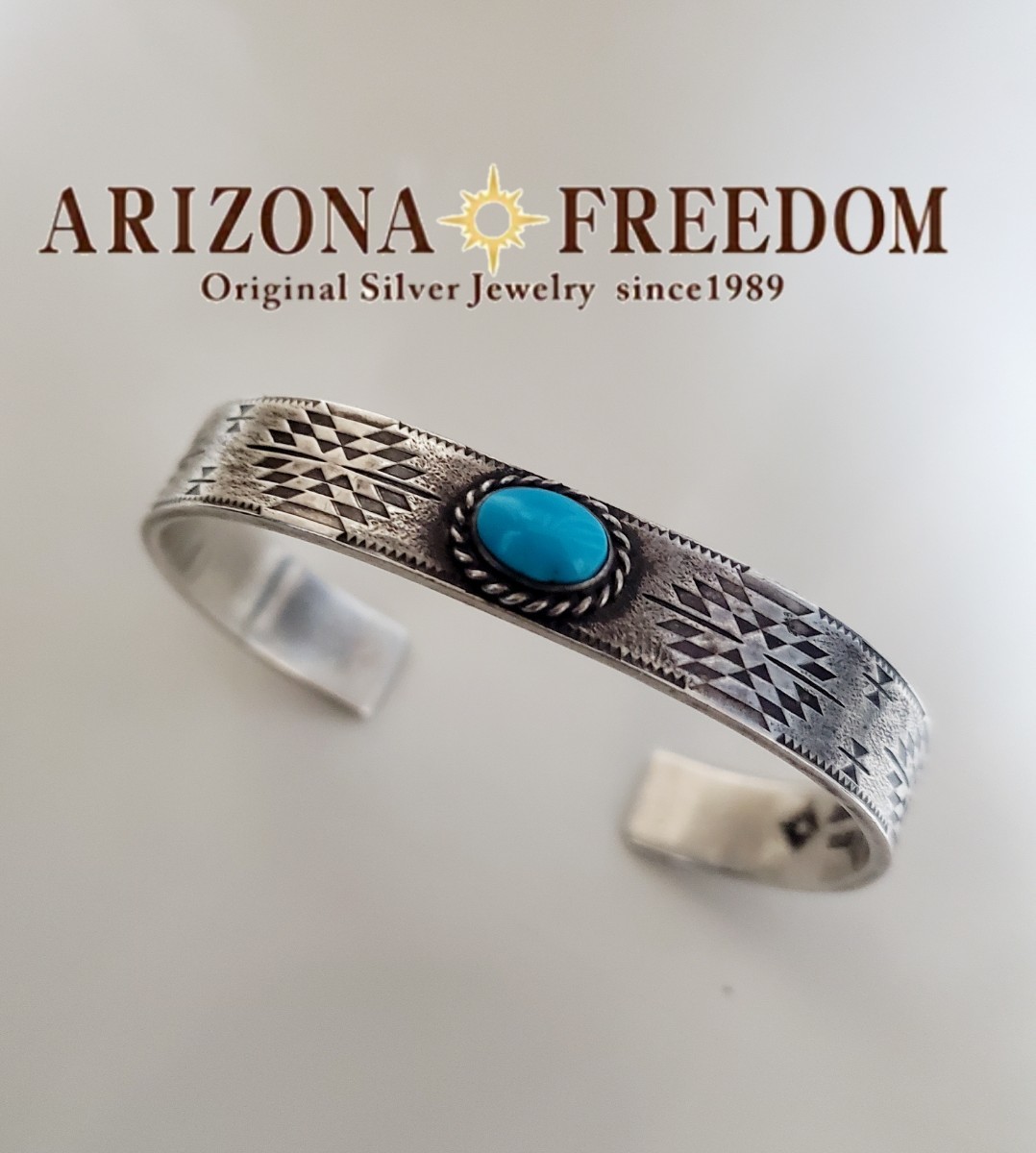 Arizona Freedom ターコイズ唐草平打ちブレス(幅10mm) - メンズ Arizona Freedom ターコイズ唐草平打ちブレス(幅10mm) - メンズ