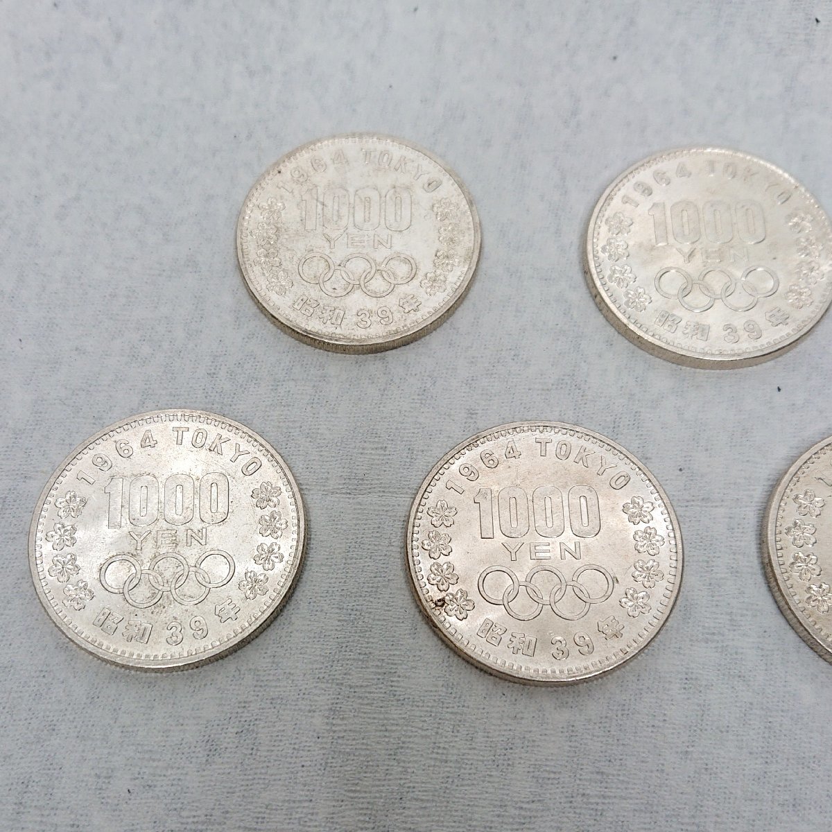 [9304-010]　1964年 東京オリンピック　記念1000円銀貨　5枚 まとめ　額面5,000円分　【中古】　現状販売　記念硬貨　昭和39年　本体のみ_画像7