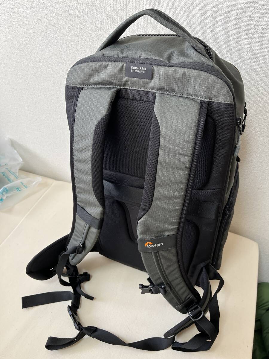 Lowepro ファストパック プロ BP250AW III バックパック　グレー　レインカバー付属_画像3