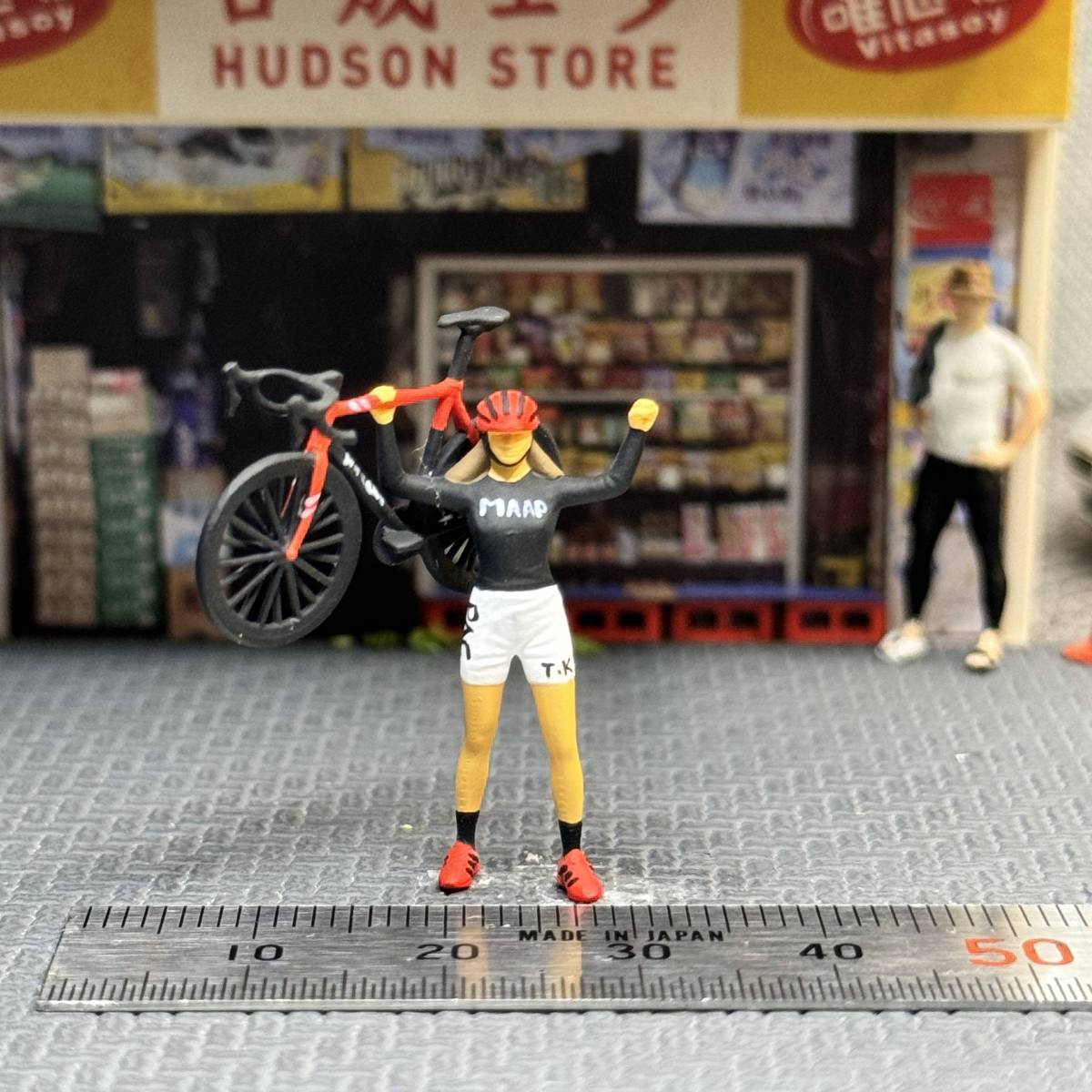 1/64 スケール 自転車を持ち上げる女性サイクリスト セット フィギュア ミニチュア ジオラマ ミニカー トミカ