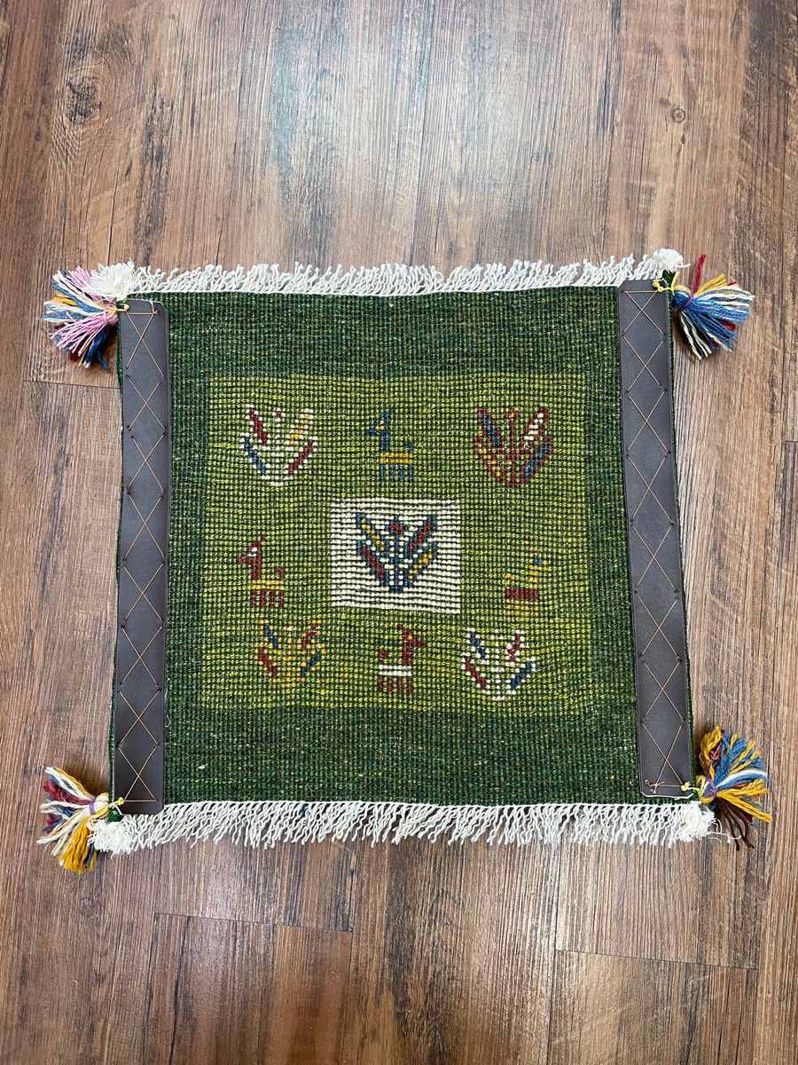 新品　ペルシャ絨毯　手織り　ギャッベ　座布団サイズ　39×43cm  緑色　山羊　生命の木