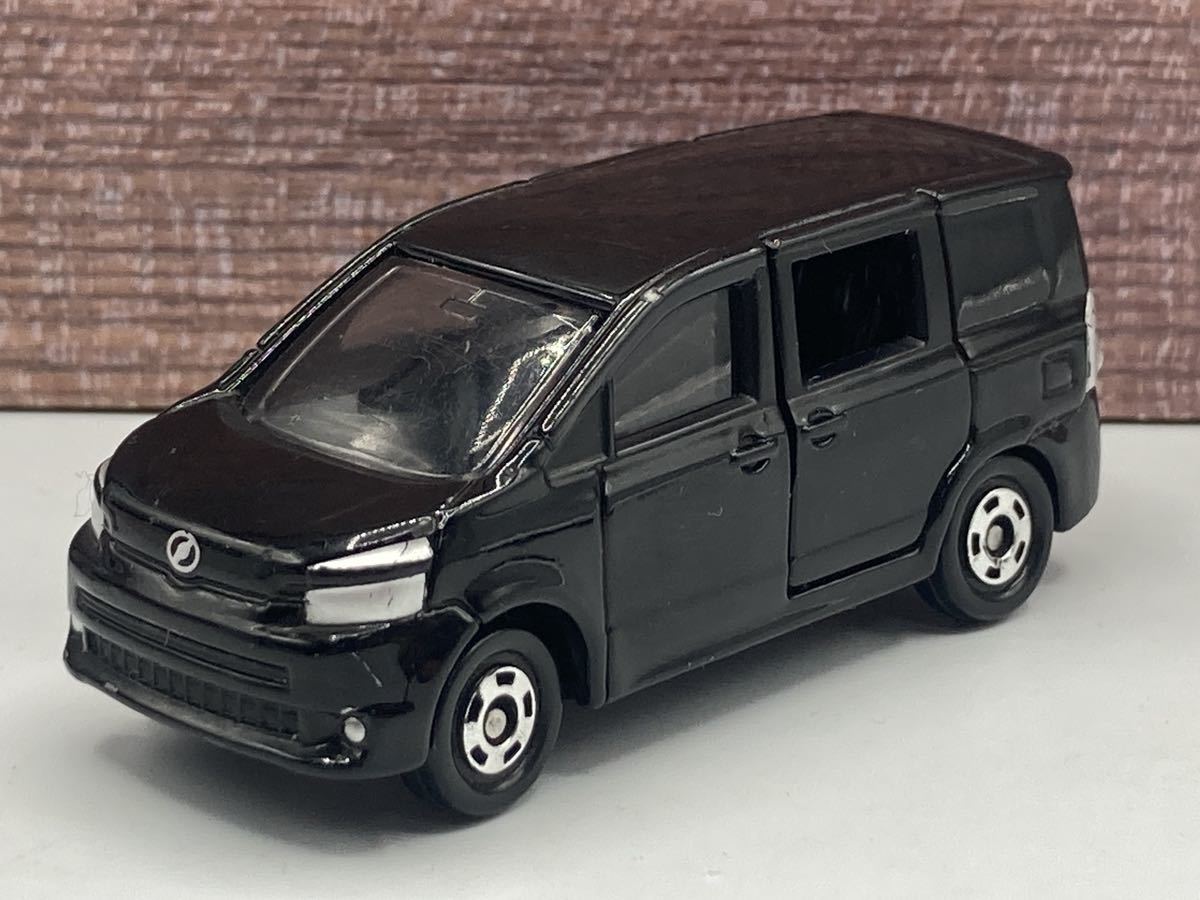 即決有★トミカ 107 TOYOTA トヨタ ヴォクシー VOXY 黒 ブラック ベトナム製★ミニカー_画像1