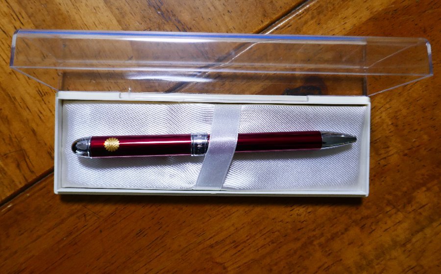 赤 プラチナ万年筆社製 ボールペン 多機能 3アクション 黒→赤→鉛筆  菊のご紋入り の画像4