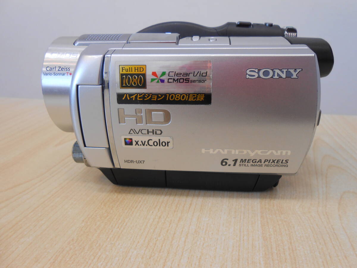 24248 中古 整理品 SONY ソニー HANDYCAM HDR-UX7 デジタルHD ビデオカメラ シルバー 2007年製 通電確認済_画像2