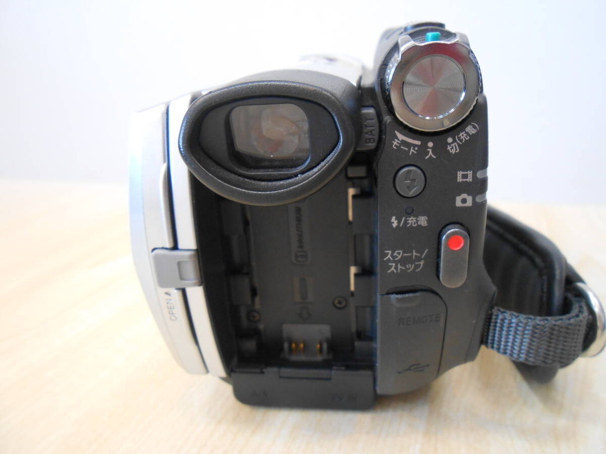 24248 中古 整理品 SONY ソニー HANDYCAM HDR-UX7 デジタルHD ビデオカメラ シルバー 2007年製 通電確認済_画像4