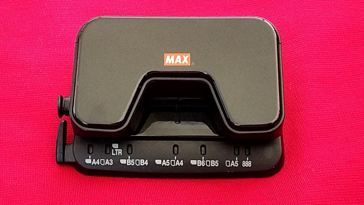 マックス 軽あけパンチ 2穴 SCOOVA ブラックDP-15T/K ガイド付き マックス 軽あけパンチ 2穴 SCOOVA ブラックDP-15T/K ガイド付き