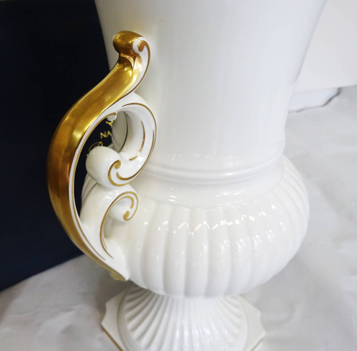 ◆ 未使用 NARUMI ナルミ ボーンチャイナ ロマネスク 花瓶 王朝 白×金 高級花瓶 約41㎝ ◆_画像4