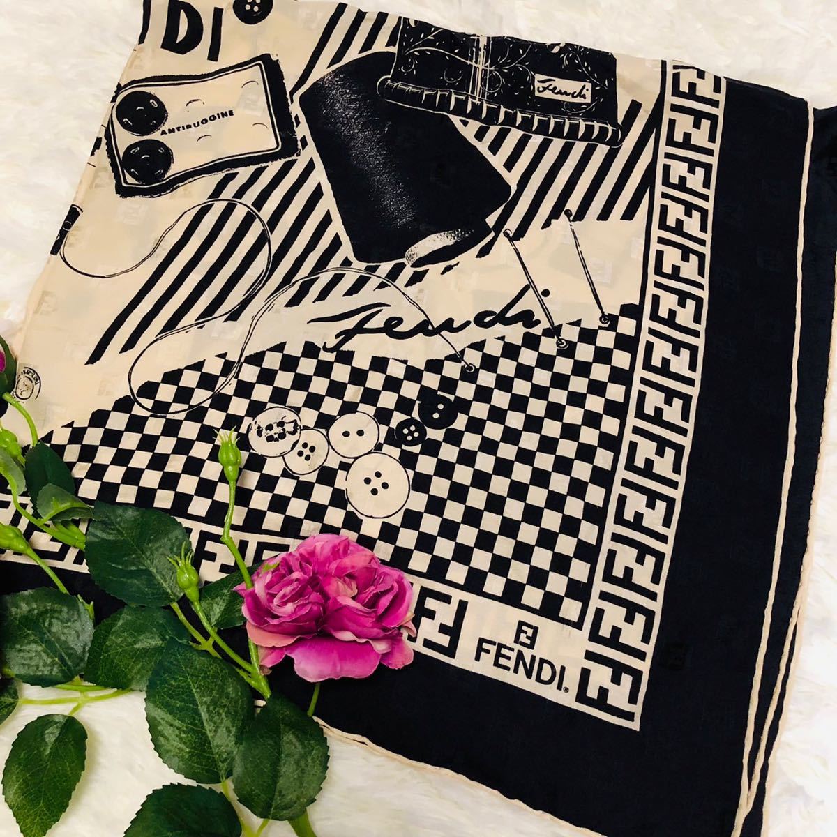 FENDI フェンディレディース 女性 スカーフ ブランドスカーフ 大判 黒 ベージュ ブラック レトロ可愛い モノクロ ズッカ柄 84×84cm_画像2