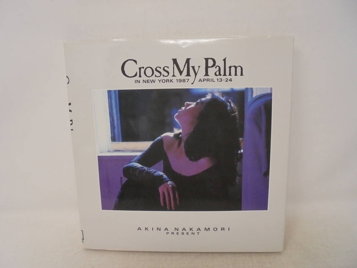 【中森明菜 写真集　Cross My Palm】帯付　スリーブ函付　　ポストカード付 1988年2刷　アンケートはがき チラシ付き_画像4