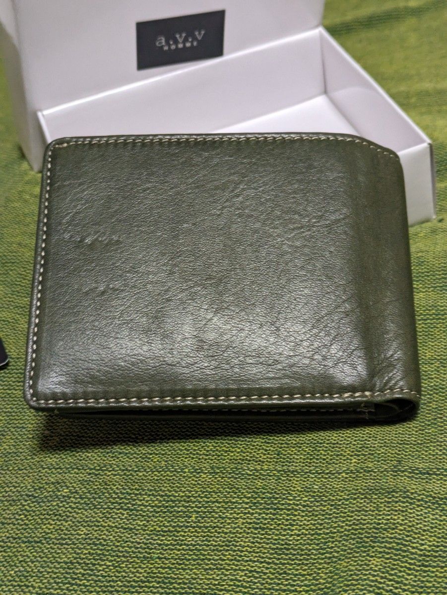 縁起良いグリーン二つ折り財布●a.v.v ２つ折 ● グリーン レザー 二つ折り 札 小銭 緑 牛革 合皮 カードケース 父の日