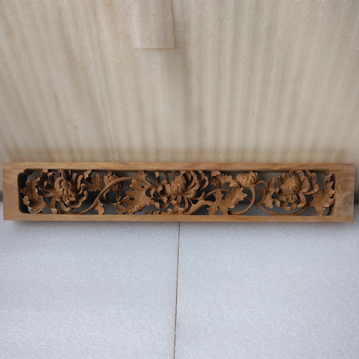 【送料込み　香木】白檀1枚板から彫り出した飾り板　管理番号（1541）デッドストック　木製彫刻　生地仕上　幅47㎝×高さ7.7㎝×厚み2.6㎝