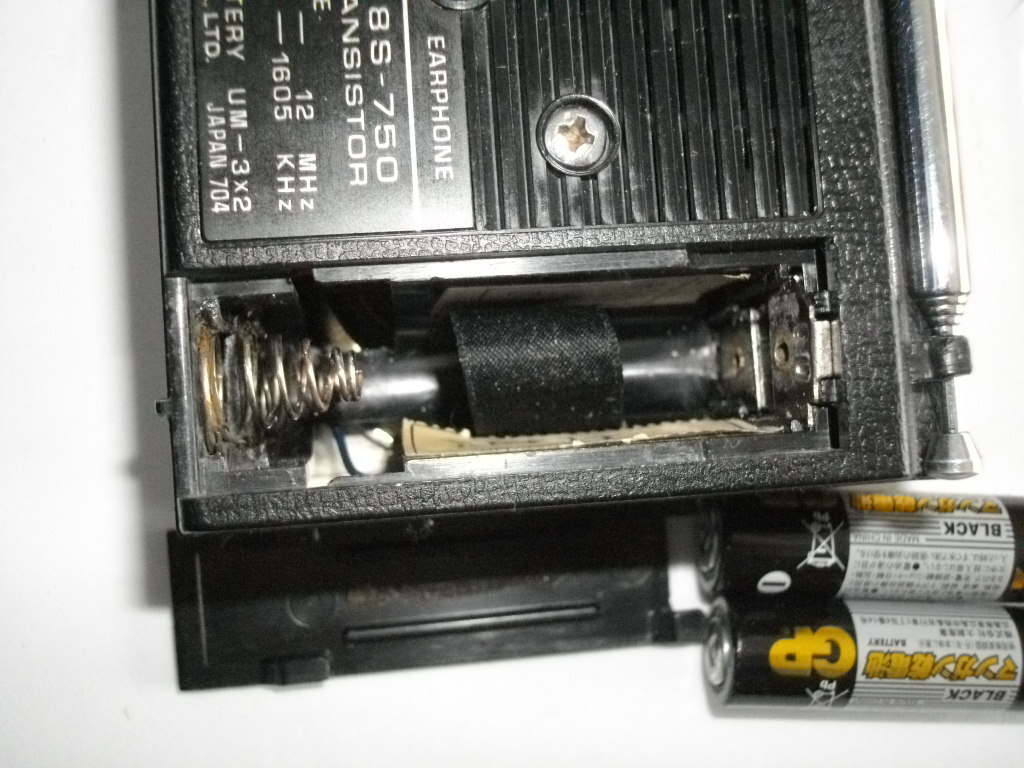 レアー・レトロ　1970(昭和45)年前後？　三洋　8S-750（黄、黒）　日本製　中波／短波８石ラジオ（分解洗浄、部品交換整備品、電池２本付）_画像１０．黒ラジオの電池室です