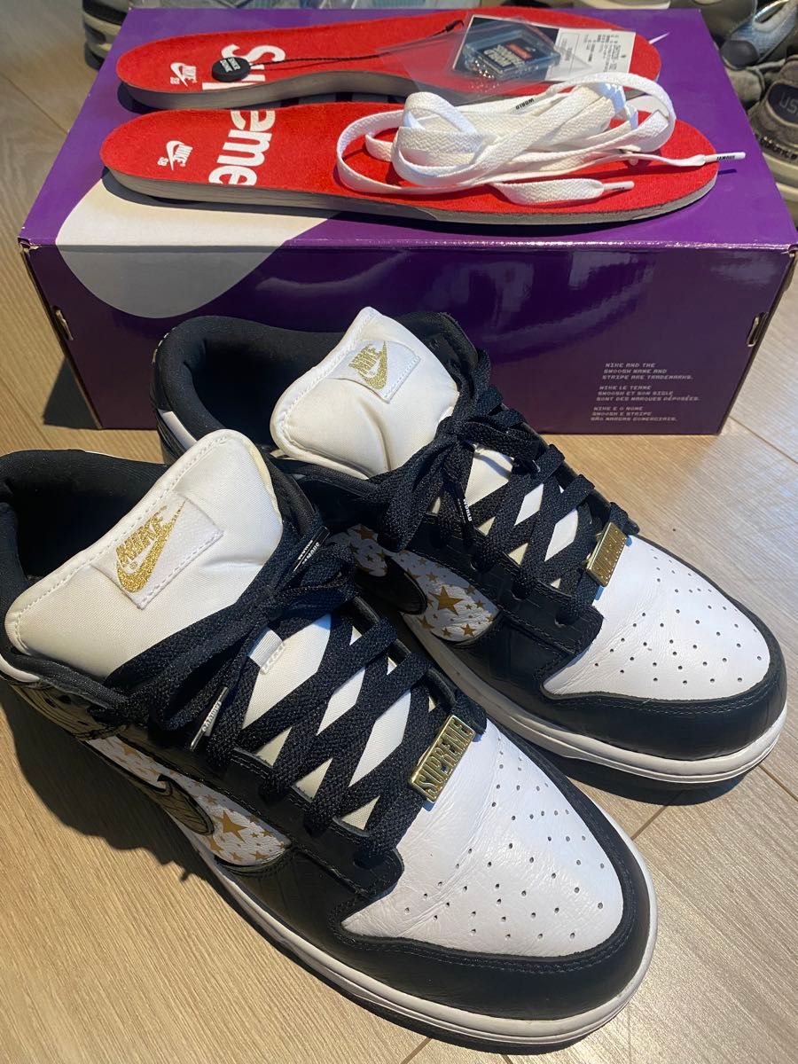 Supreme × Nike SB Dunk Low OG QS Gold Stars Supreme × Nike SB Dunk Low OG QS Gold Stars