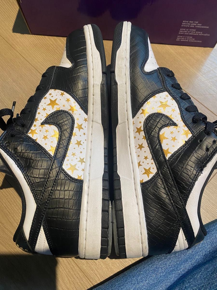 Supreme × Nike SB Dunk Low OG QS Gold Stars Supreme × Nike SB Dunk Low OG QS Gold Stars