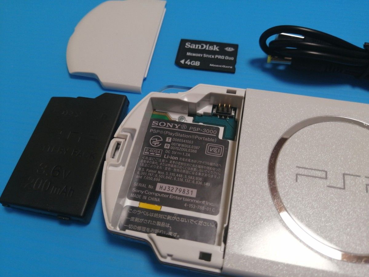 PSP-3000 パールホワイト 本体 + バッテリー + メモリー4GB + クリアープロテクター + USBケーブル +ソフト
