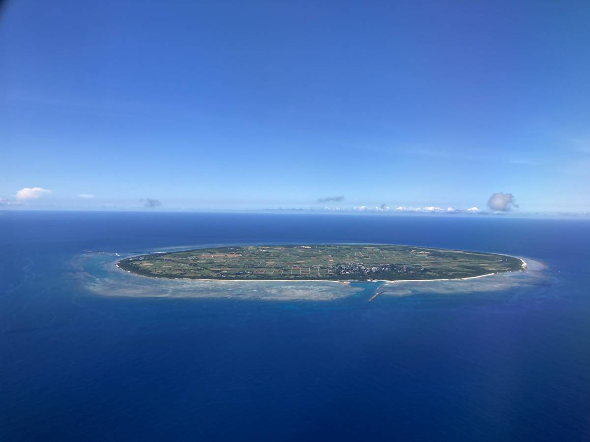 【2月22日(木)発送】①土曜日 到着目標！天然海水 多良間産20L 沖縄県宮古郡【06:00 満潮 126cm】_多良間島の全景