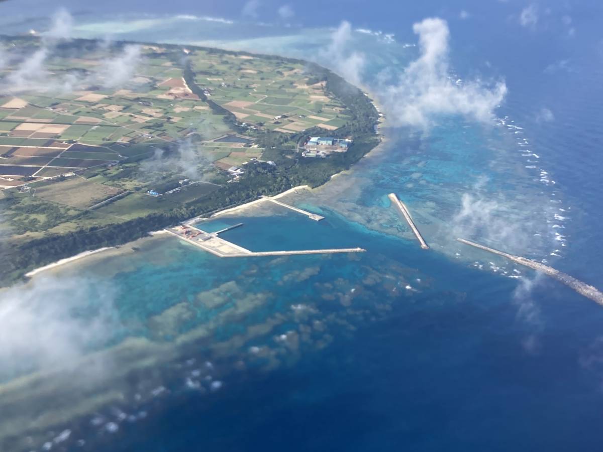 【2月28日(水)発送】①金曜日 到着目標！天然海水 多良間産20L 沖縄県宮古郡【汲上環境：写真２枚目参照】_採水場所 普天間港の空撮(中央)