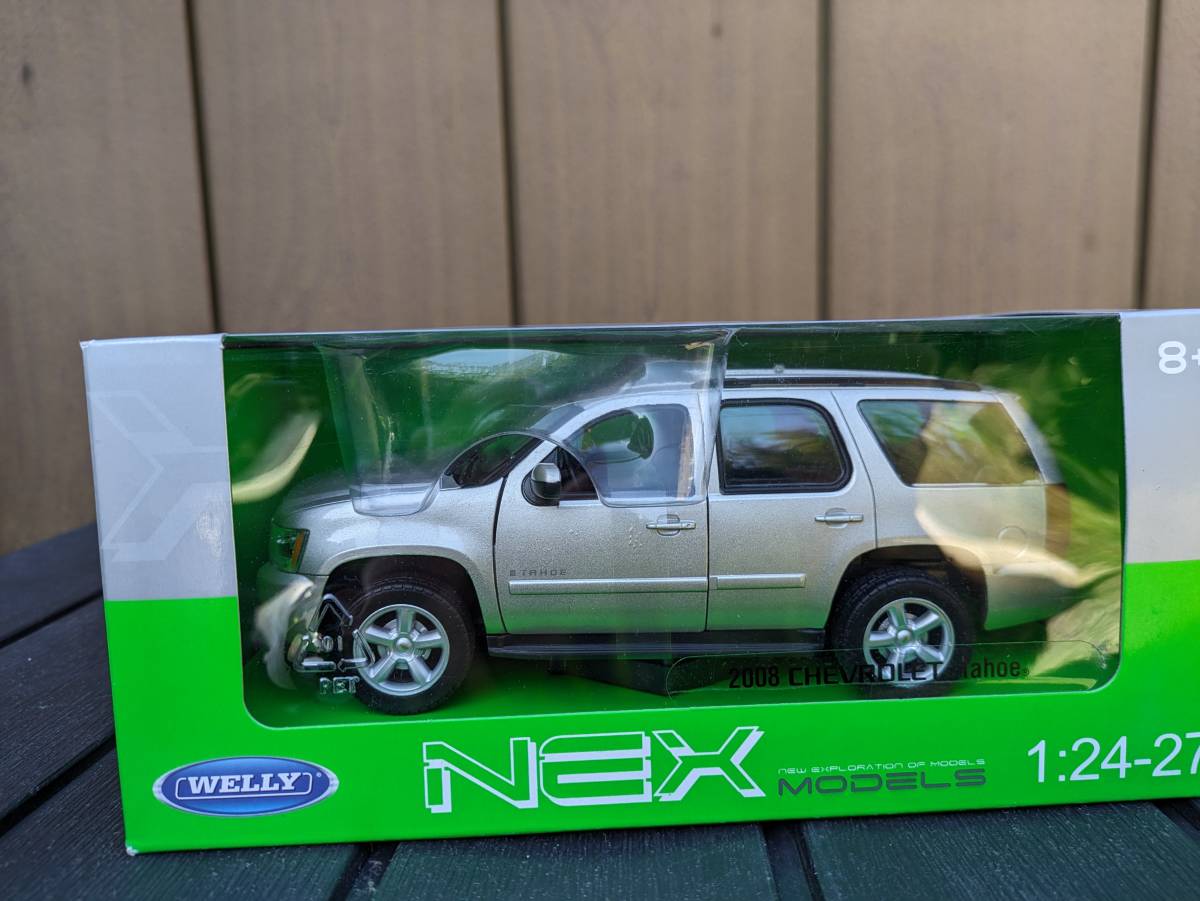 シボレー タホ 2008 WELLY NEX メタリック ベージュ ゴールド 1/24 ミニカー モデルカー 未開封？ Chevrolet Tahoe_画像1