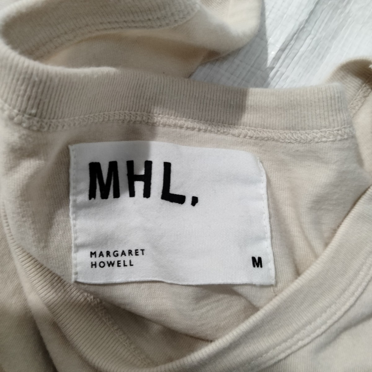 MHL. PRINTED JERSEY　長袖　tシャツ MHL マーガレットハウエル Tシャツ　ポケット付　ステンシル　ライトベージュ　ロングスリーブ　丸首_画像4