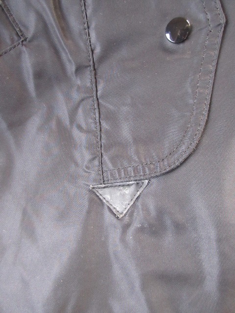 ７５６　アルファインダストリーズ　黒色　フードにボア張り　ジャンパー　20024-01　Mサイズ_左ポケット口に白い汚れあり