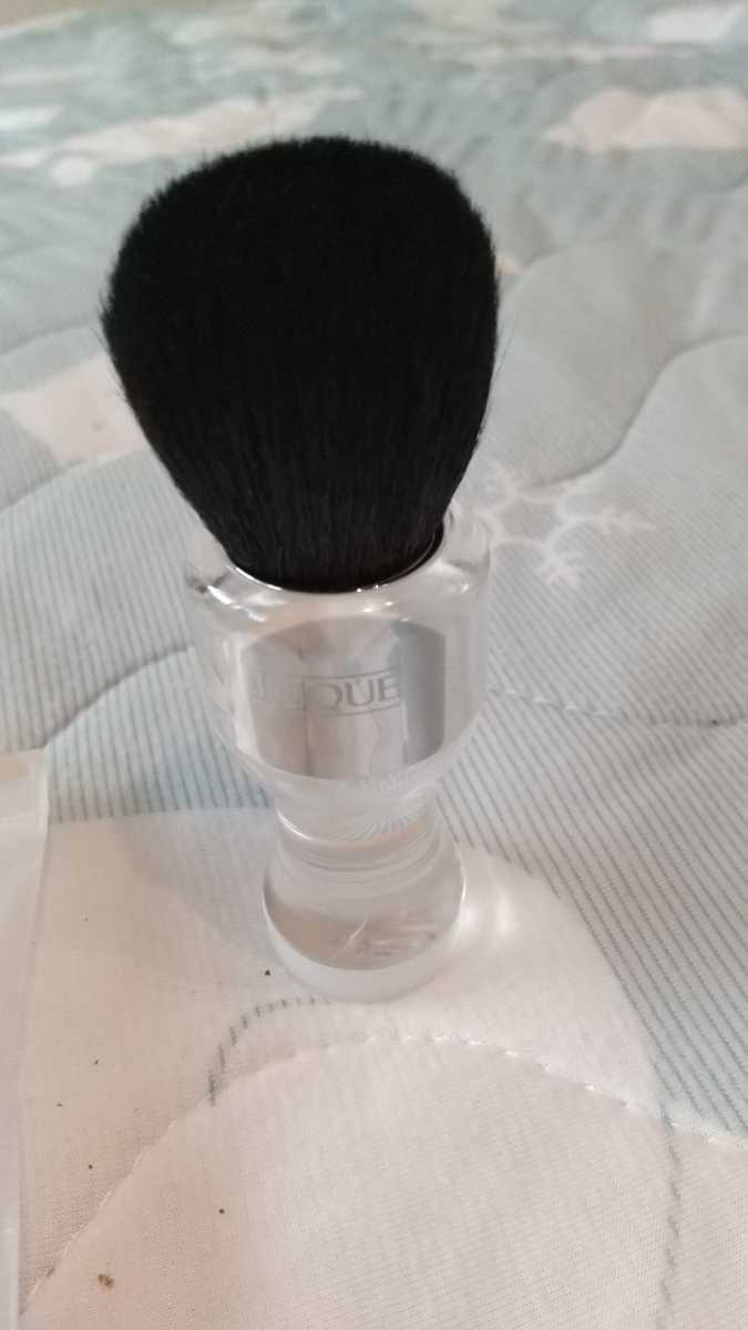  Clinique make-up brush not for sale 
