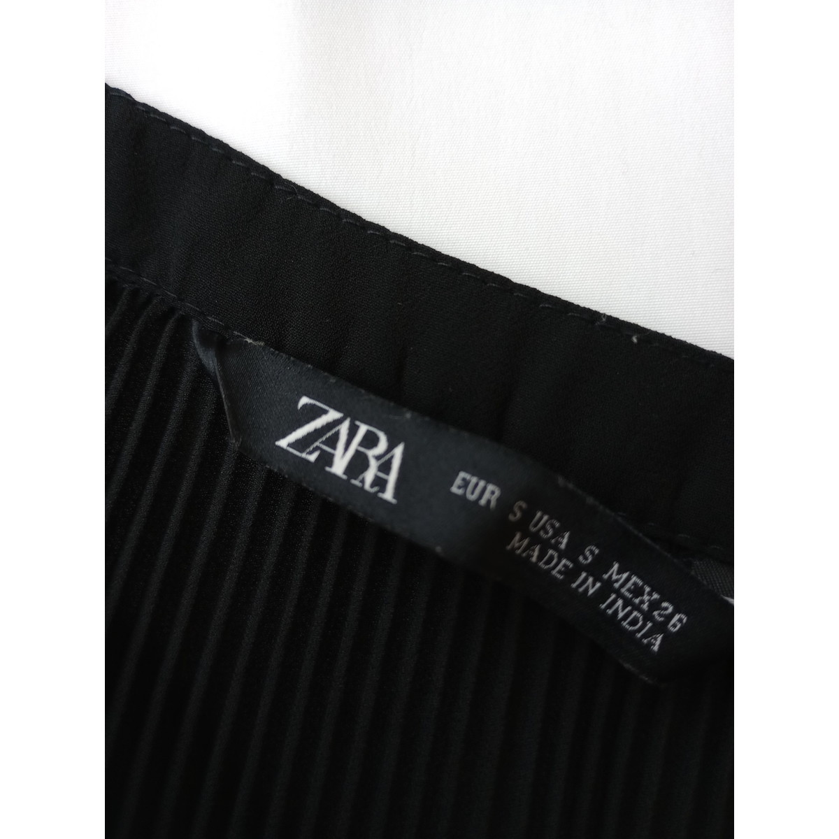 ZARA ザラ「黒って、やっぱり魅力的」Vネック プリーツ カーディガン 羽織 黒 ブラック S (10S+4575)_画像4