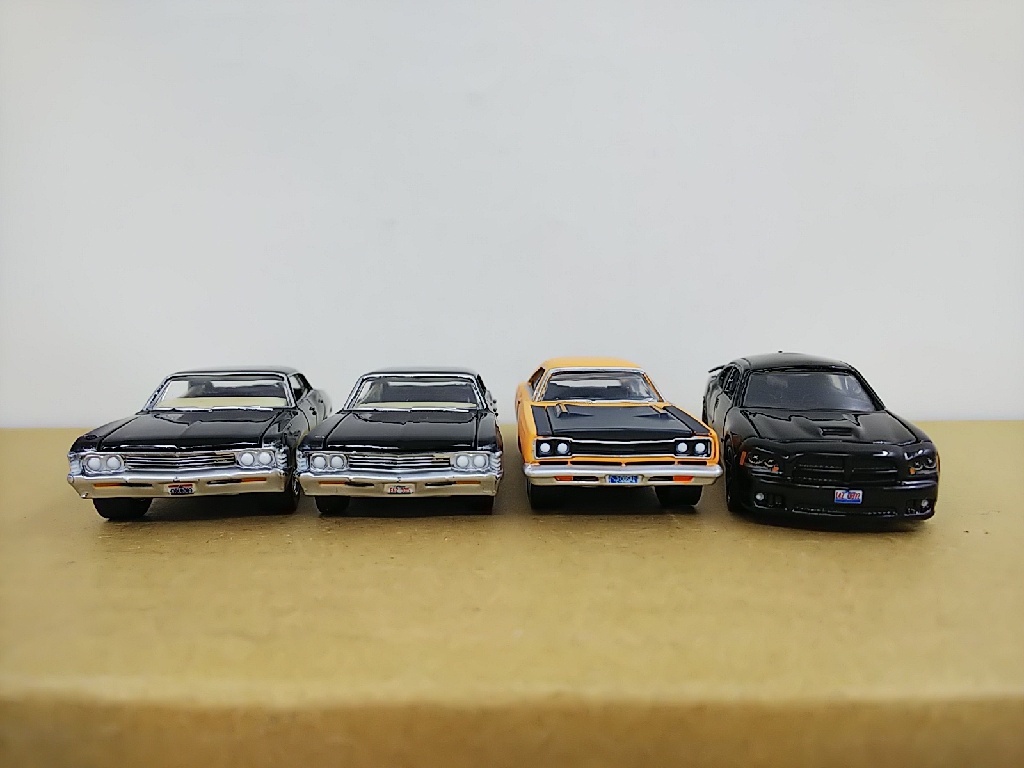 ■ GREENLIGHTグリーンライト 1/64 FOUR-CAR COLLECTION’S SET CHEVROLET IMPALA,PLYMOUTH ROAD RUNNER,DODGE CHARGER SRT ミニカー_画像1
