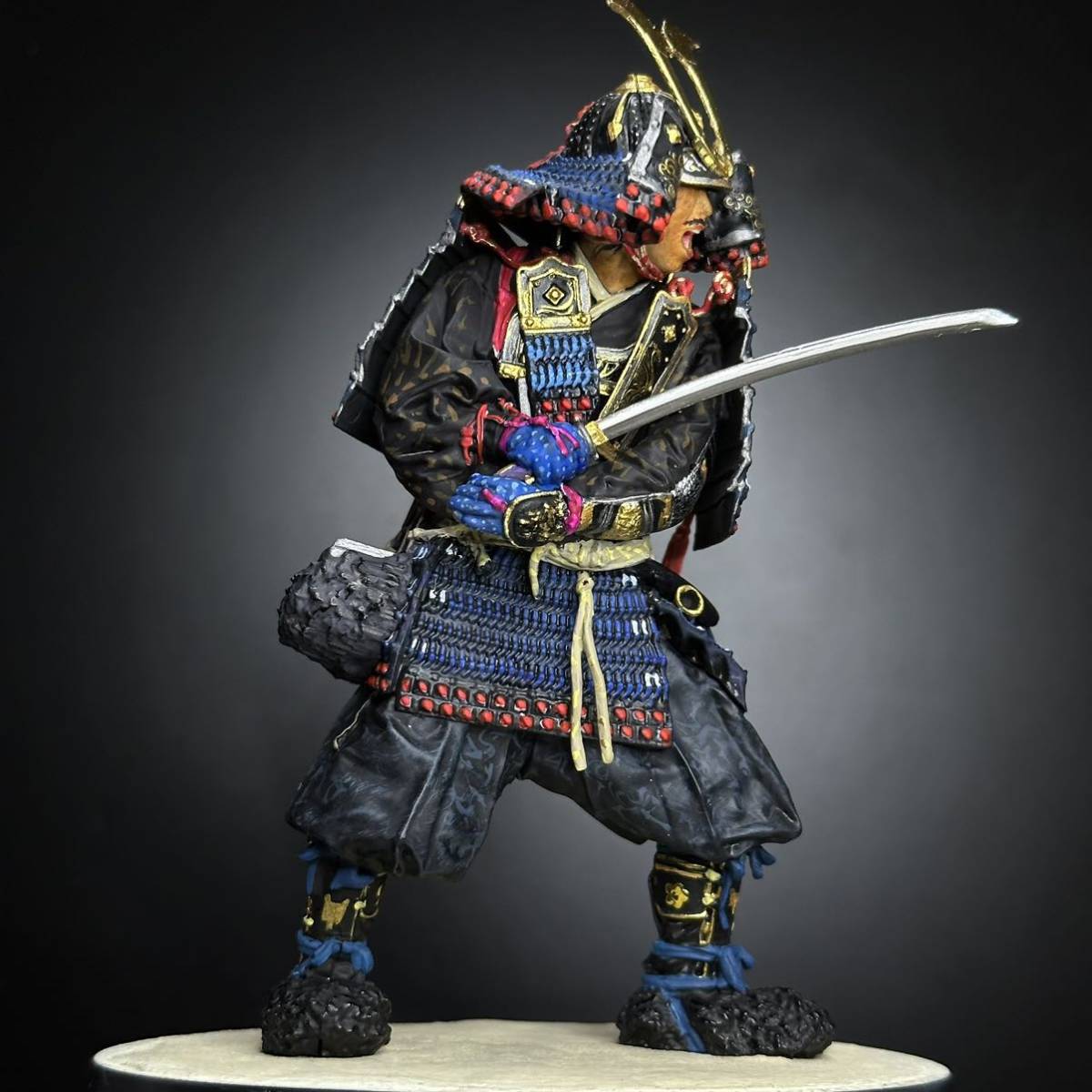 PLAMAX 1/12 鎌倉時代の鎧武者 塗装済み完成品 兜の前立てには金箔フィニッシュ貼付け済みの画像6