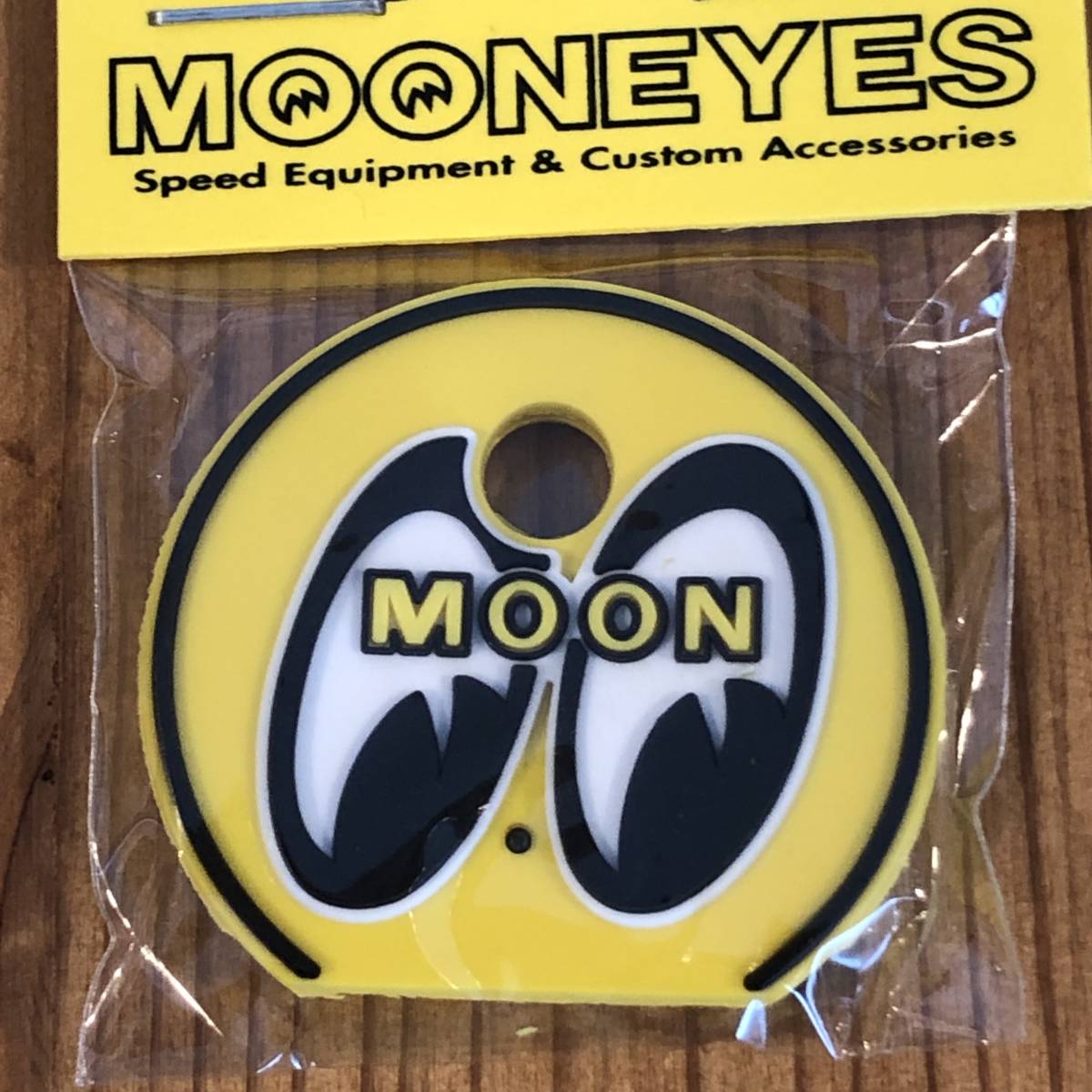 mooneyes ムーンアイズ アイボール キーキャップ イエロー ぺったんこ 絵柄は立体 キーホルダー moon eyes eyeball 色違いでぜひどうぞ_画像1