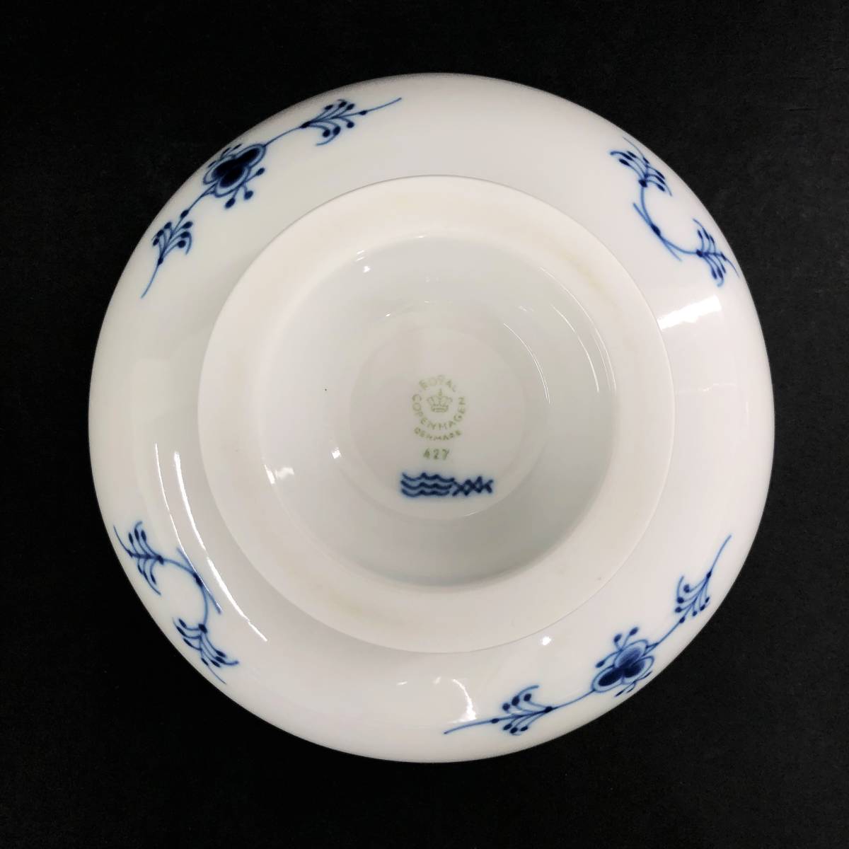 99◆【 極美品 】ROYAL COPENHAGEN ブルーフルーテッド プレイン ケーキディッシュ 17cm プレート 脚付き 足 中皿 ケーキスタンド_画像9