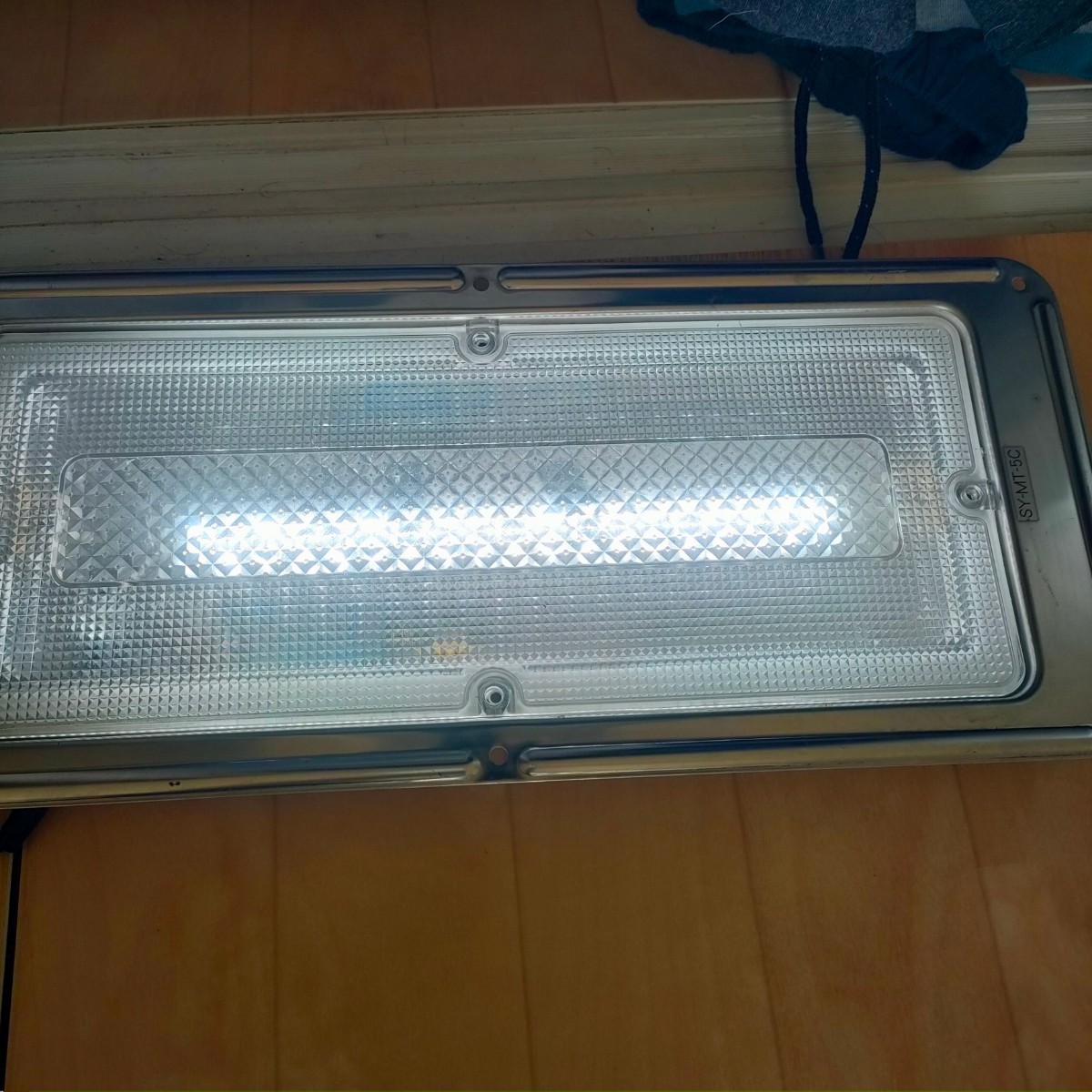 室内灯　24V　点灯確認済　庫内灯　箱車　ウイング　トラック　　 中古　メーカー不明　LED　デコトラ　２個　DIY アンドン　訳アリ　_画像3