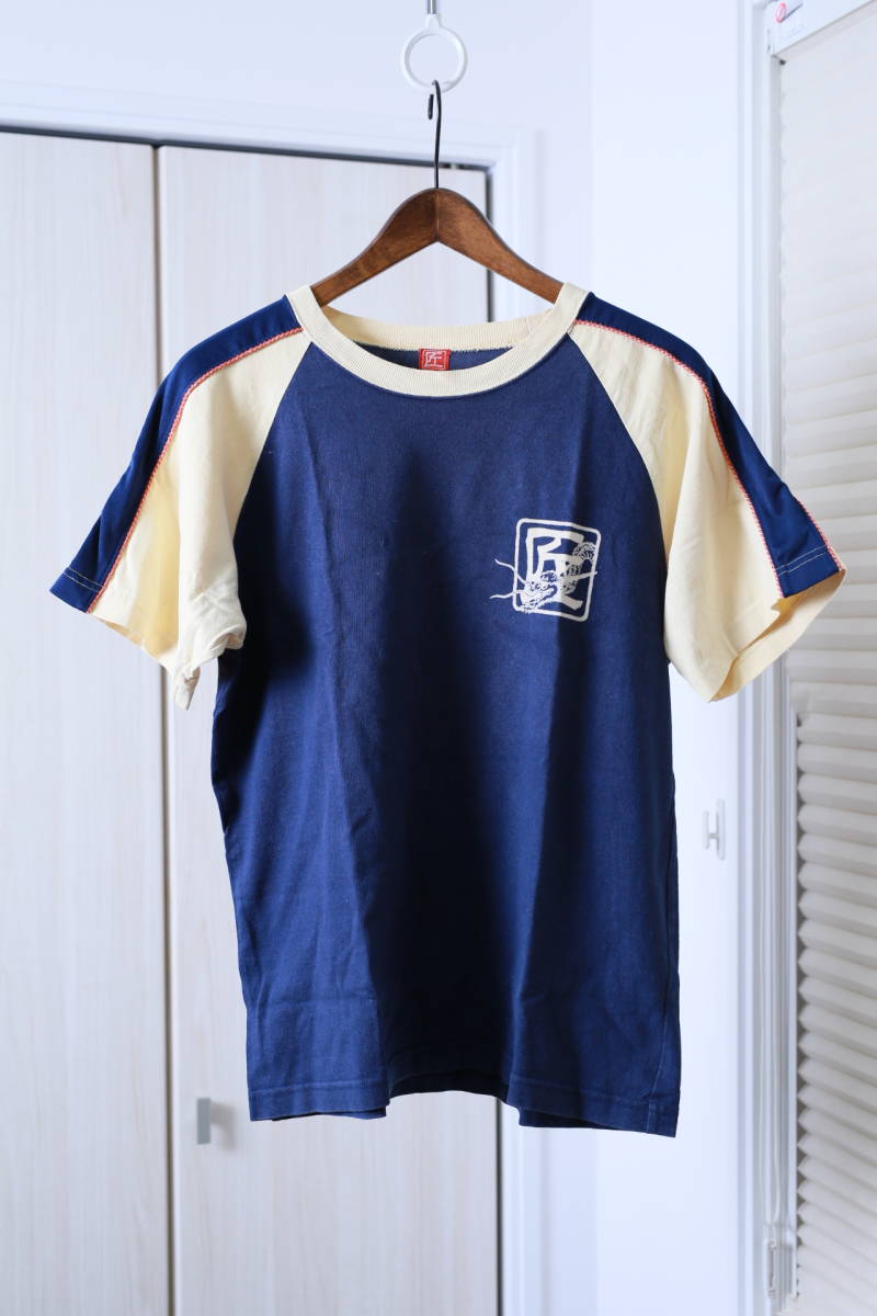 ★日本製匠フェローズ PHERROW'S スタジャン風プリントラグラン半袖Tシャツ　古着ユーズド男性メンズ服S中古青紺ブルーベージュ龍ドラゴン_画像1