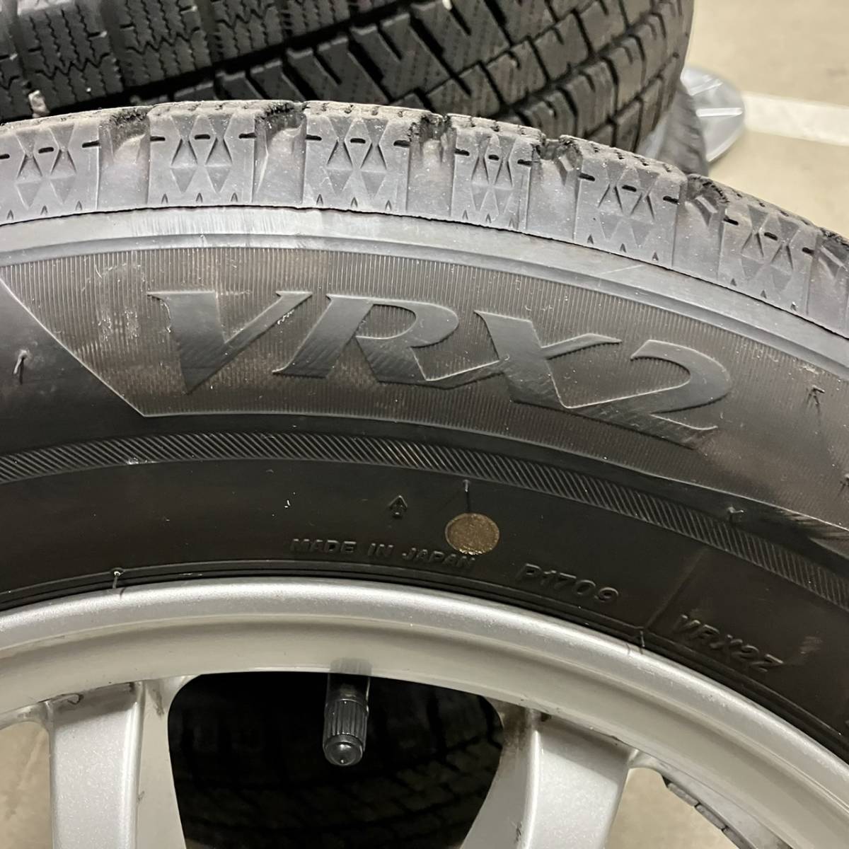 引取り大歓迎！プリウスα 純正アルミホイール ブリヂストン ブリザック VRX2 スタットレスタイヤ 205/60R16 4本セット ※キャップ傷有_画像4