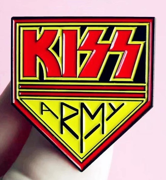 ピンバッジ「KISS　キッス　ハードロックバンド　KISS ARMY」_画像1