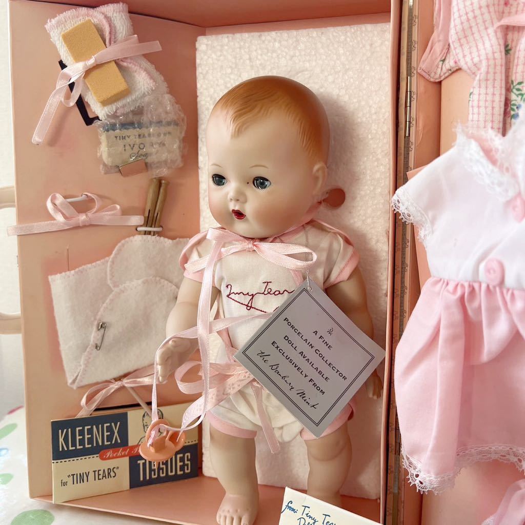 2000年発売　Danbury Mint Tiny Tears Porcelain Doll Trunk Set タイニーティアーズ　ベビードールセット　ポーセリン_画像2