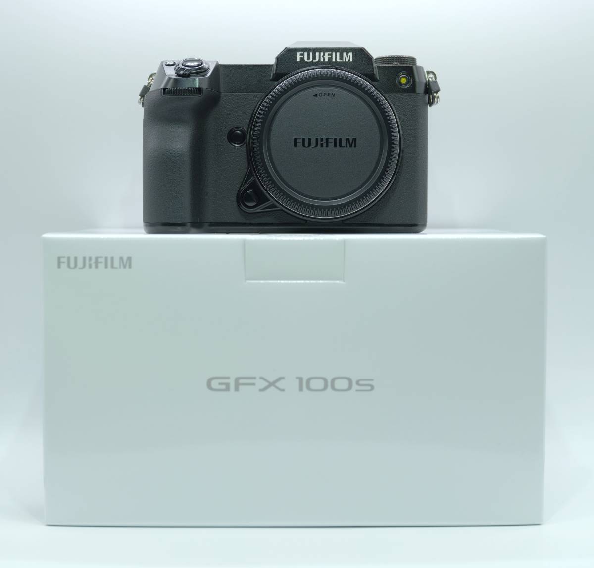 ■GFX100S ボディ 中古 富士フイルム FUJIFILM 1億画素 R3年3月購入 保証書有　付属品一部未使用■_画像1