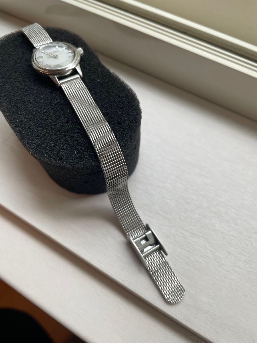 【電池新品美品】THE KISS 腕時計18.9㎜シルバー小ぶりで細めベルトレディース(*^_^*)