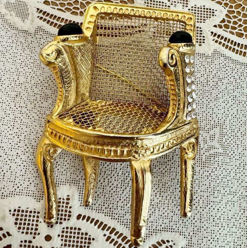 希少★ Karl Lagerfeld カールラガーフェルド ブローチ ヴィンテージ チェア 椅子デザイン ゴールド ビジュー 大振りの画像1
