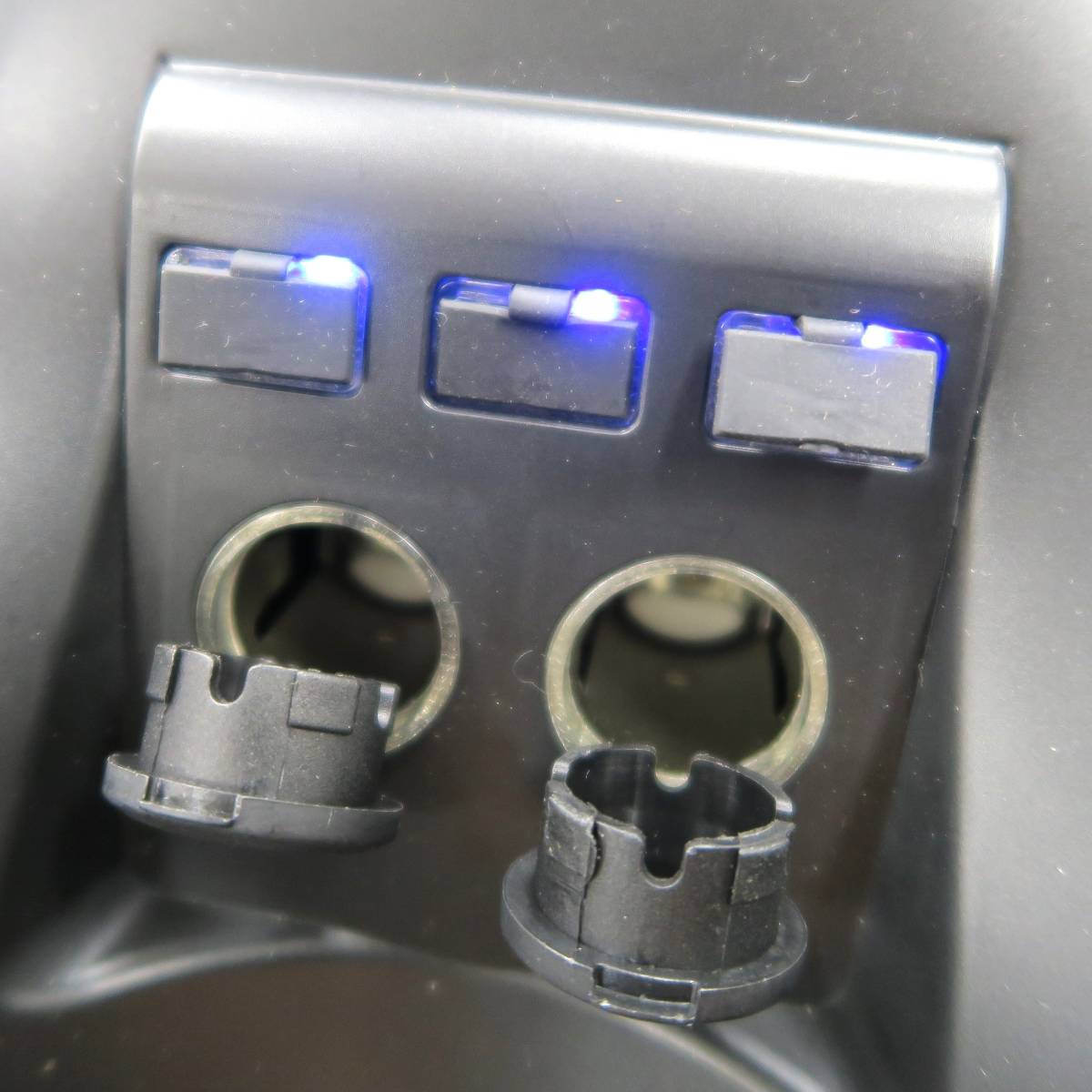 プリウス 50系 シガーソケット アクセサリーソケット 増設電源パネル USBポート ブルーイルミ 樹脂パーツ 未使用 匿名配送 送料無料 売切り_ブルーイルミ発光します