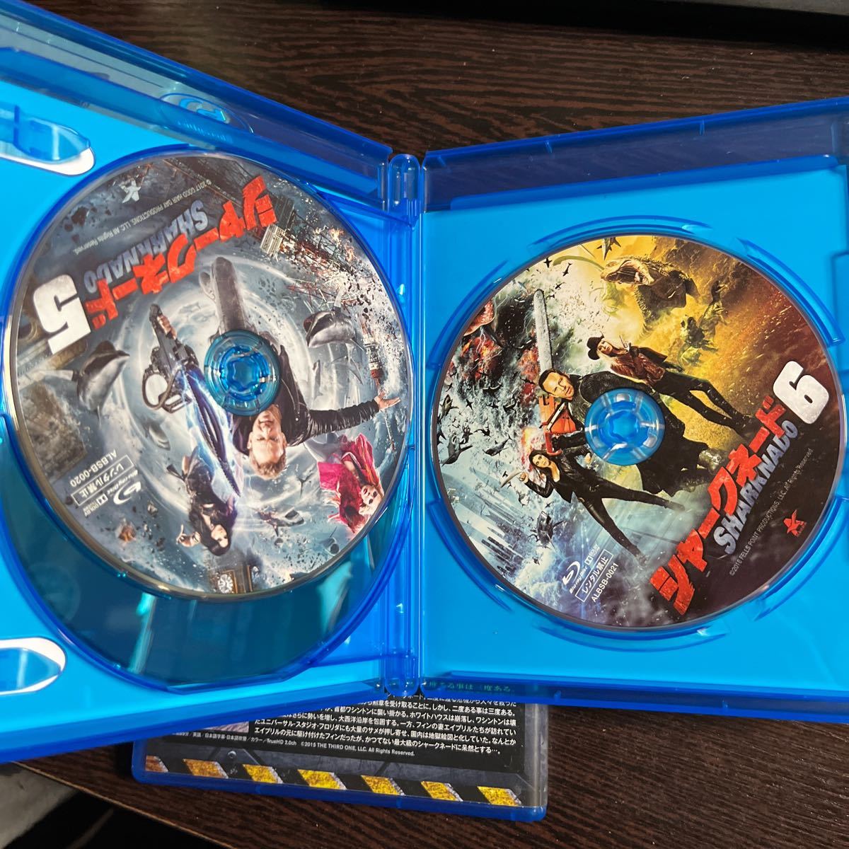 シャークネード 1/2/3/4/5/6 完全震撼ブルブルBlu-ray BOX 初回特典ステッカー付 シリーズ6 作品セット|Yahoo!フリマ(旧PayPayフリマ) シャークネード 1/2/3/4/5/6 完全震撼ブルブルBlu-ray BOX 初回特典ステッカー付 シリーズ6 作品セット|Yahoo!フリマ(旧PayPayフリマ)