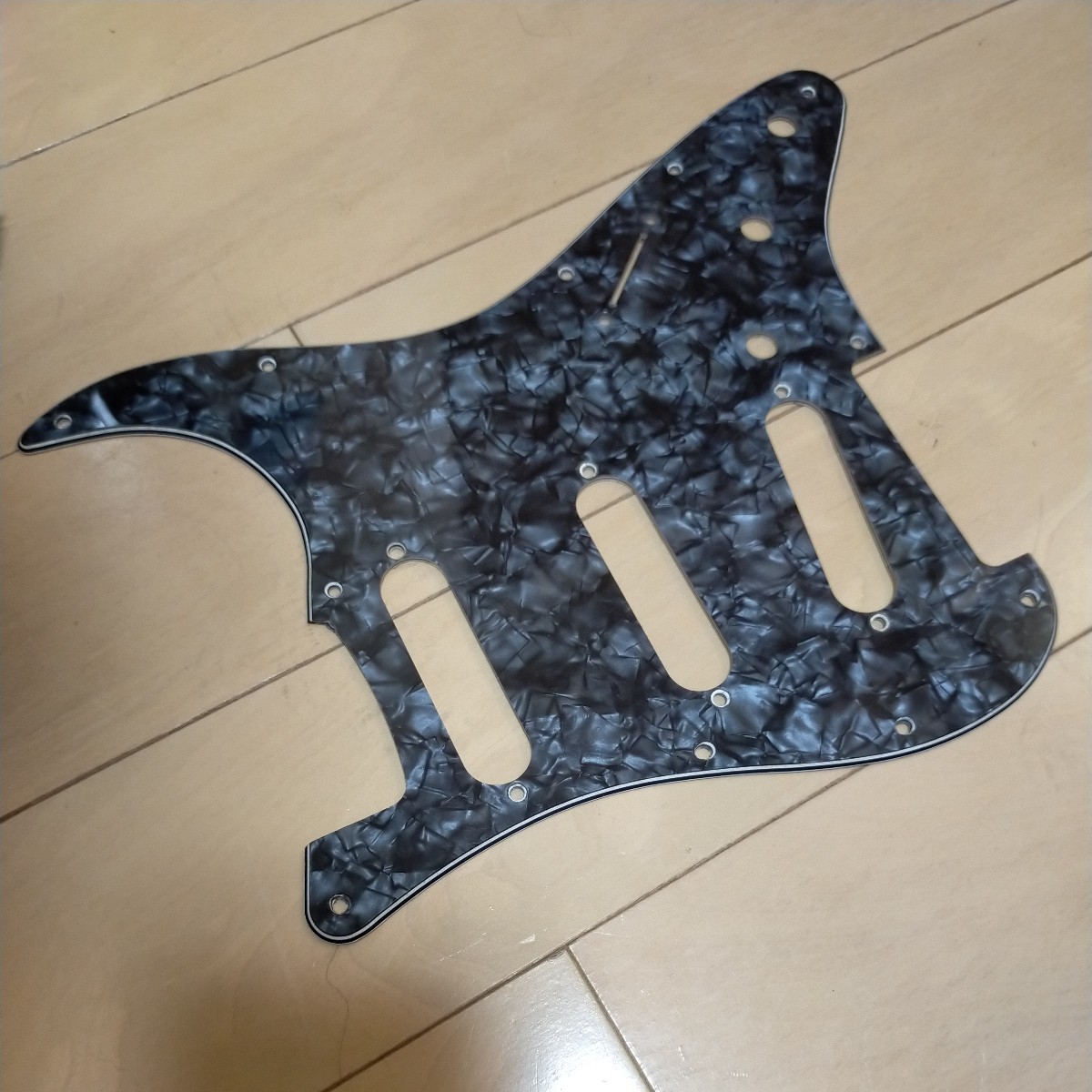 ALLPARTS ( オールパーツ ) ストラト用ピックガード 3plyブラックパール PG-0552-052 Dark Black Pearloid Pickguard for Stratocaster _画像2