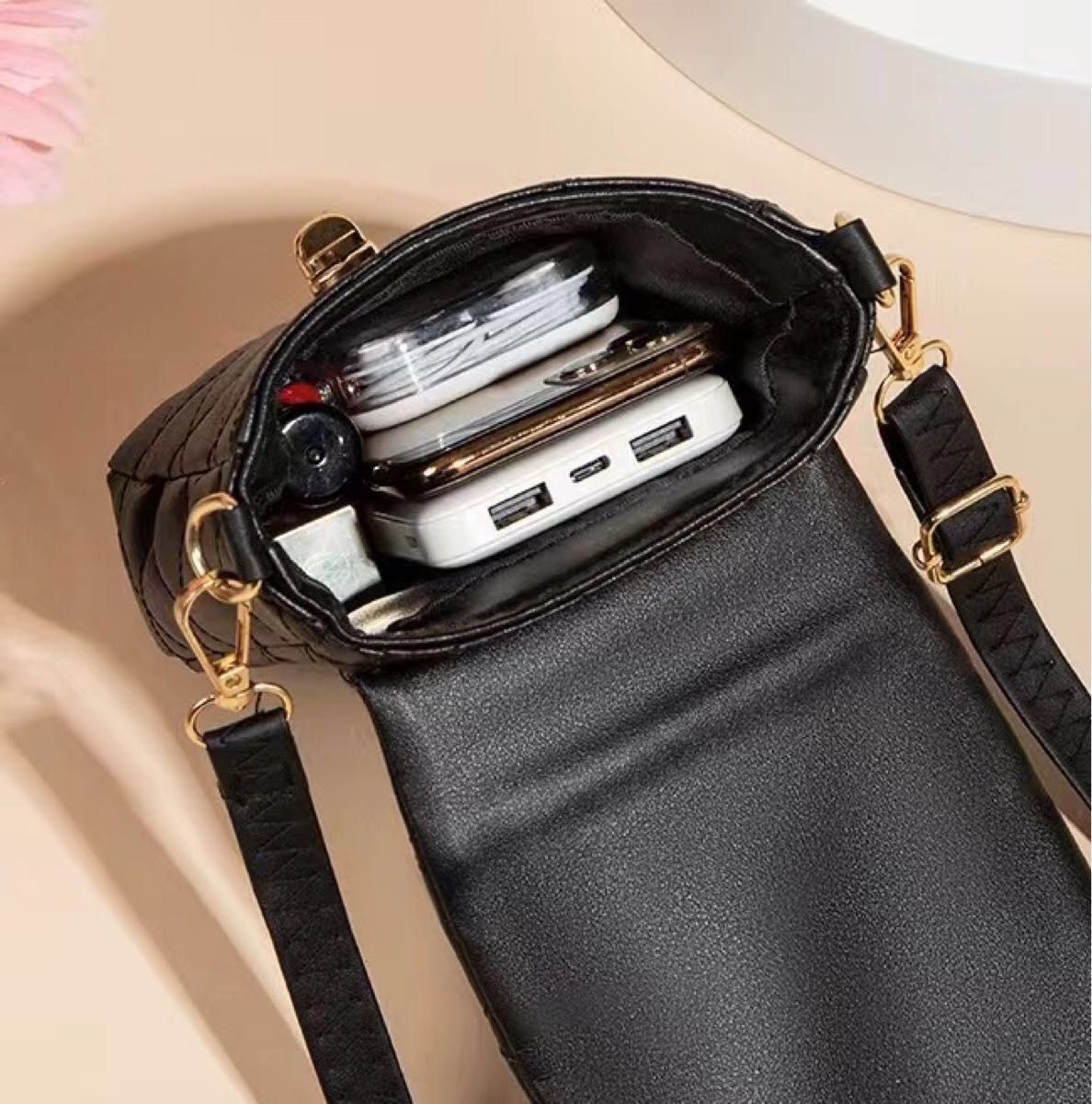 レディースショルダーバッグ　白　軽量　スマホバッグ　スマホポーチ　磁気ボタン付き　小物入れ　携帯バッグ　新品　ミニバッグ