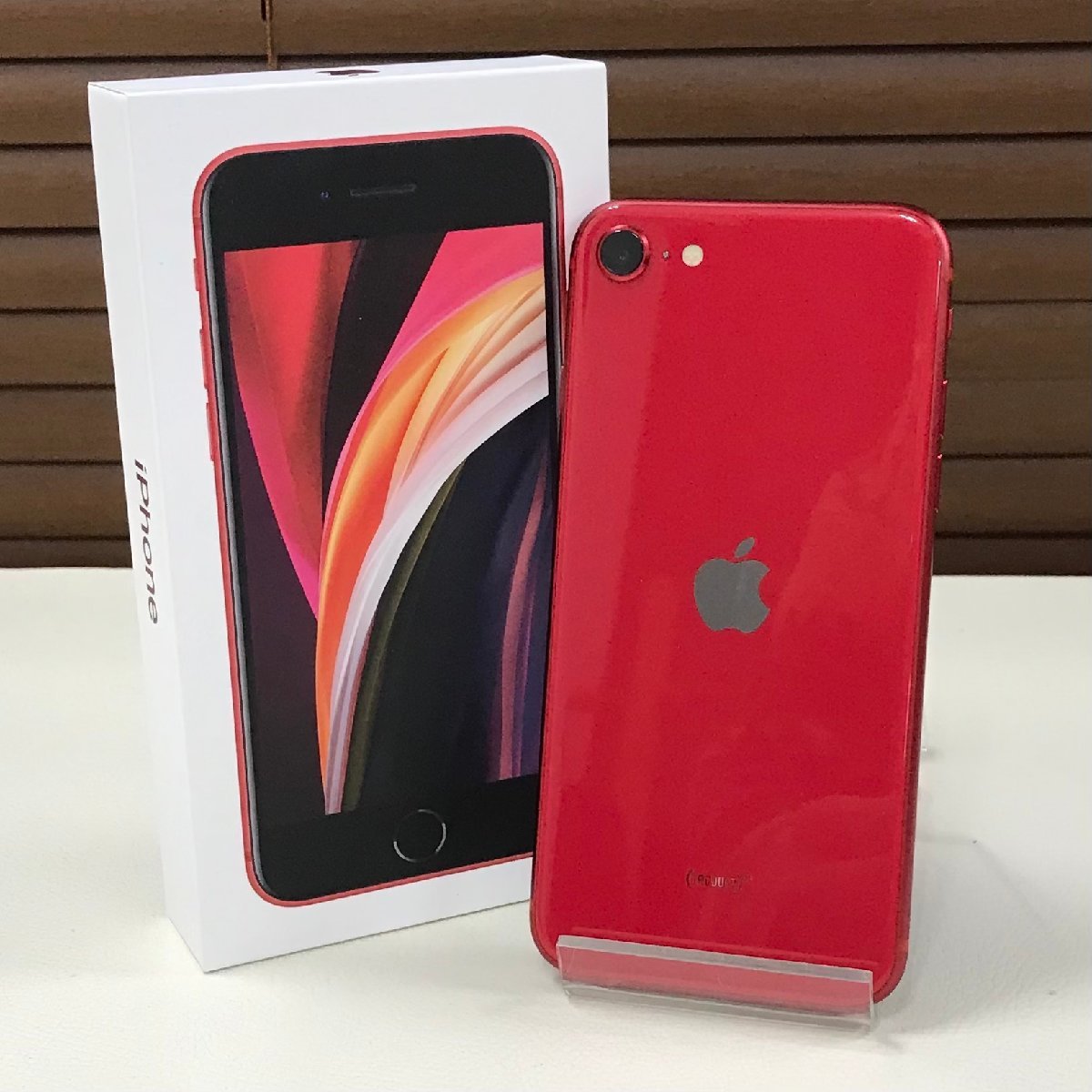 ★中古品/良品★ Docomo iPhone SE (第2世代) 64GB MHGR3J/A Red レッド SIMロック解除 〇判定の画像2