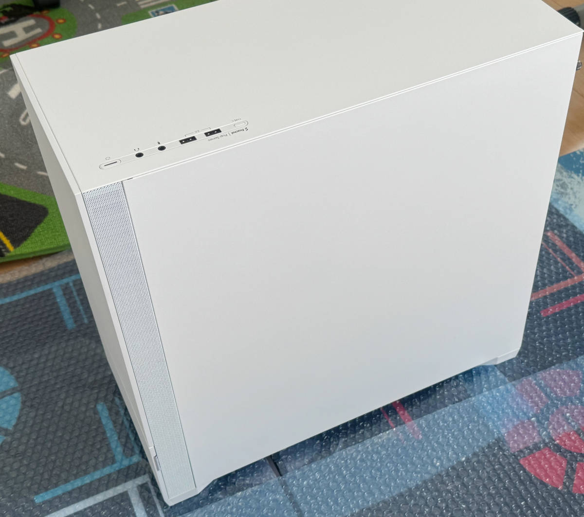 1円スタート Fractal Design Pop Silent White TG Clear Tint ミドルタワー型PCケース FD-C-POS1A-04 未使用_画像3