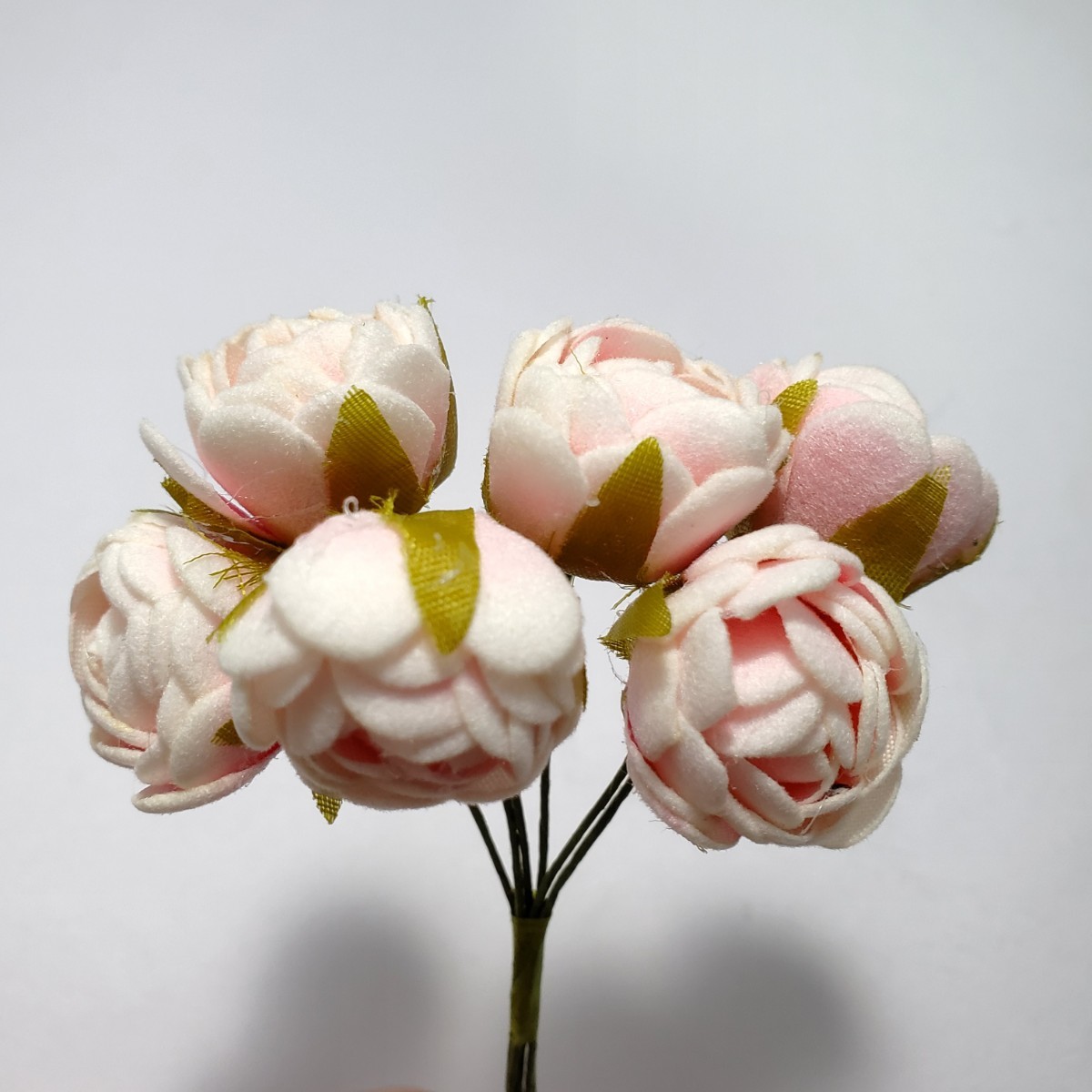 造花 ローズ バラ 巻バラ 葉付き ワイヤー付き 人工花直径2cm 30本セット 手芸 結婚式 誕生日 パーティ 送料無料