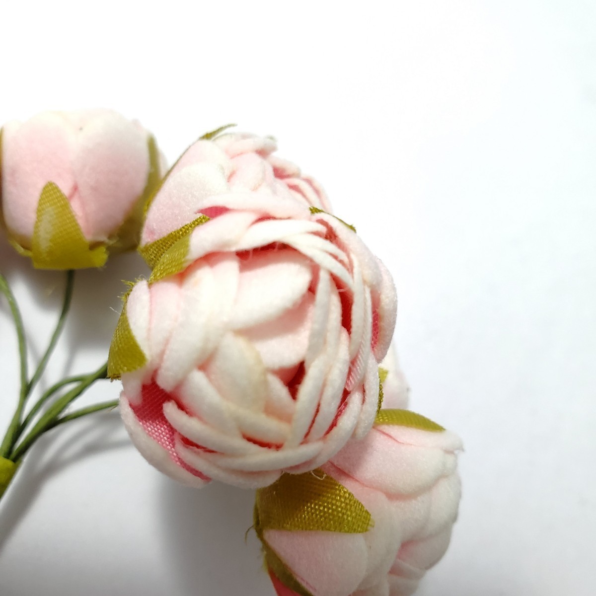 造花 ローズ バラ ピンク 巻バラ 葉付き ワイヤー付き 人工花直径2cm 60本セット ハンドクラフト 結婚式 誕生日 パーティ 送料無料の画像8