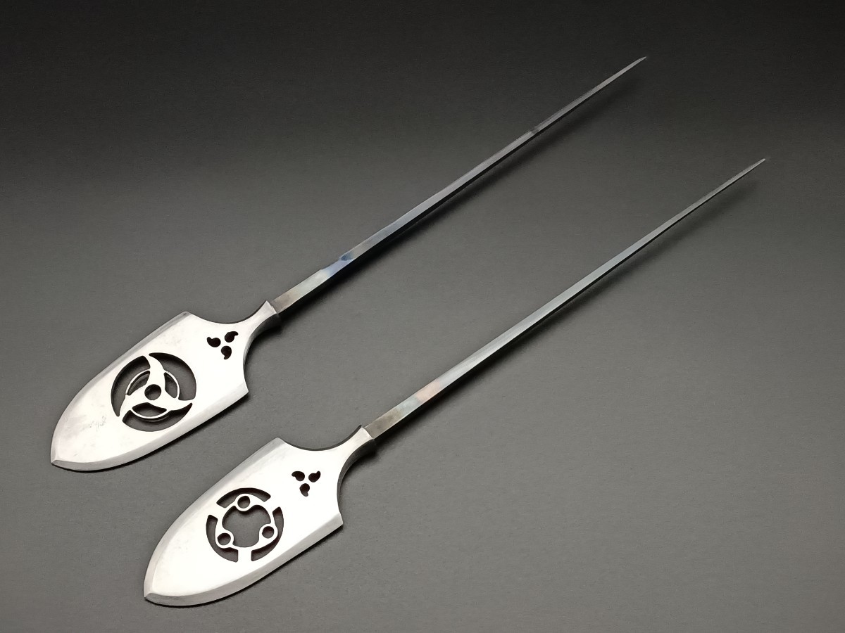 武道具　矢じり　鏃　重型　二本セット　家紋の図　透かし　古式　弓道具　鉄製　現代品_画像1
