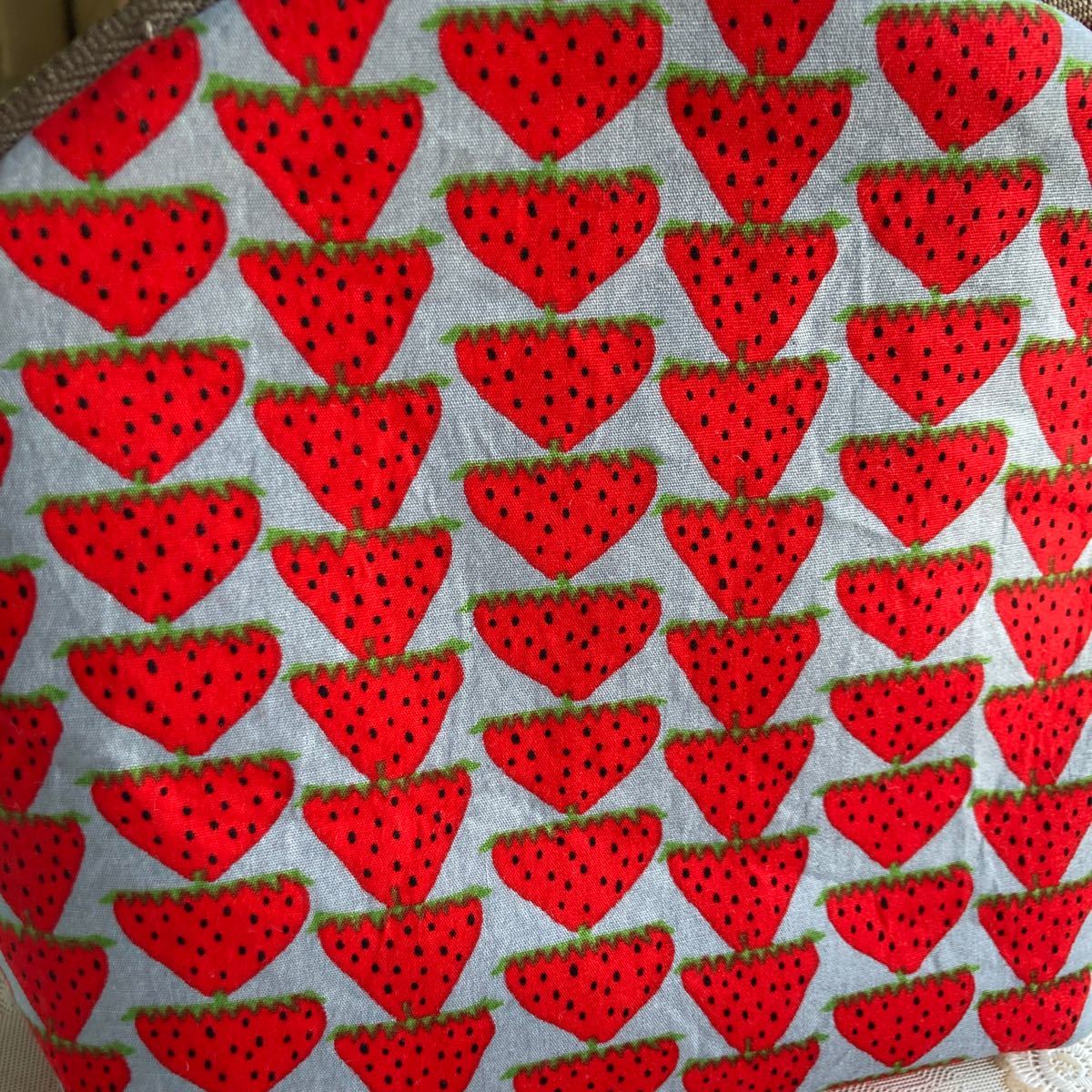 ハンドメイド☆濃いグレーに三角の赤いイチゴ　使いやすいふんわりポーチ　３０㎝のファスナーで開閉で便利_三角のイチゴがキュート